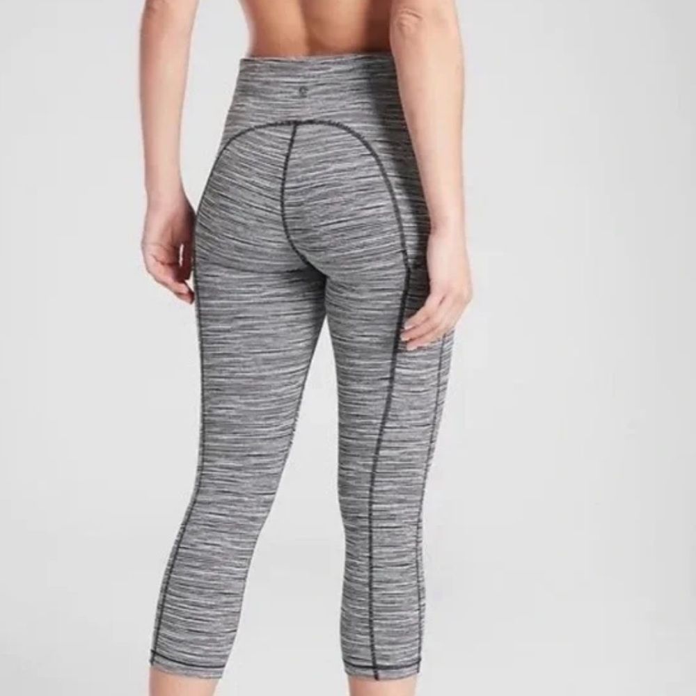 Athleta Black + White Ultimate Linear Lines Capri Size S